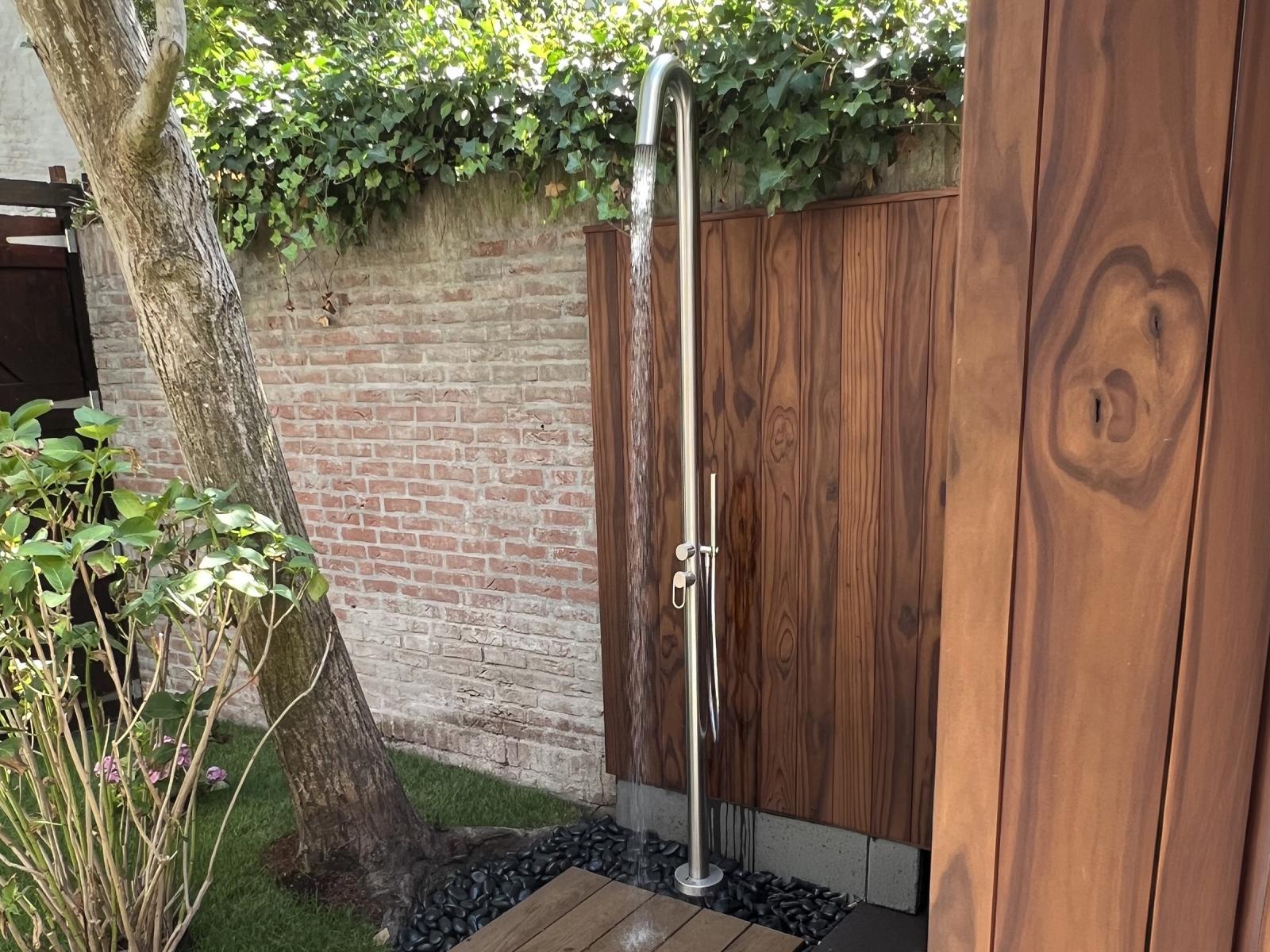 buitendouche-velum-lb27-kr06-naast-boom