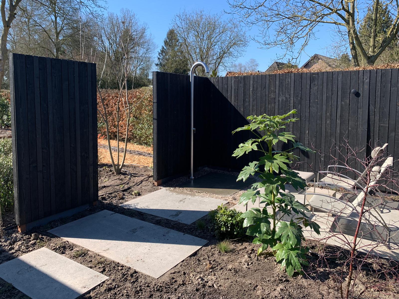 calvus-buitendouche-in-moderne-tuin_1