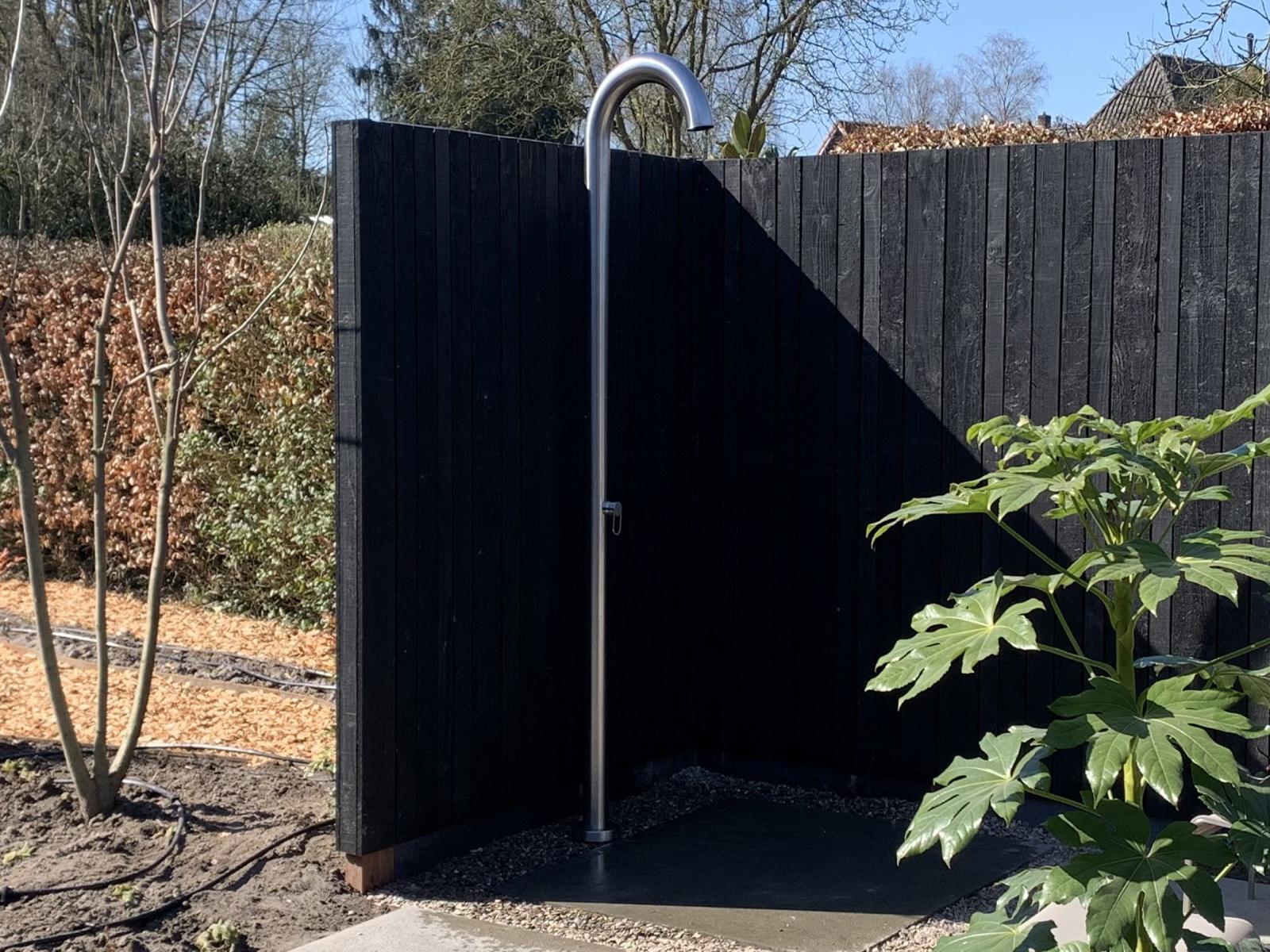 calvus-buitendouche-in-moderne-tuin_2