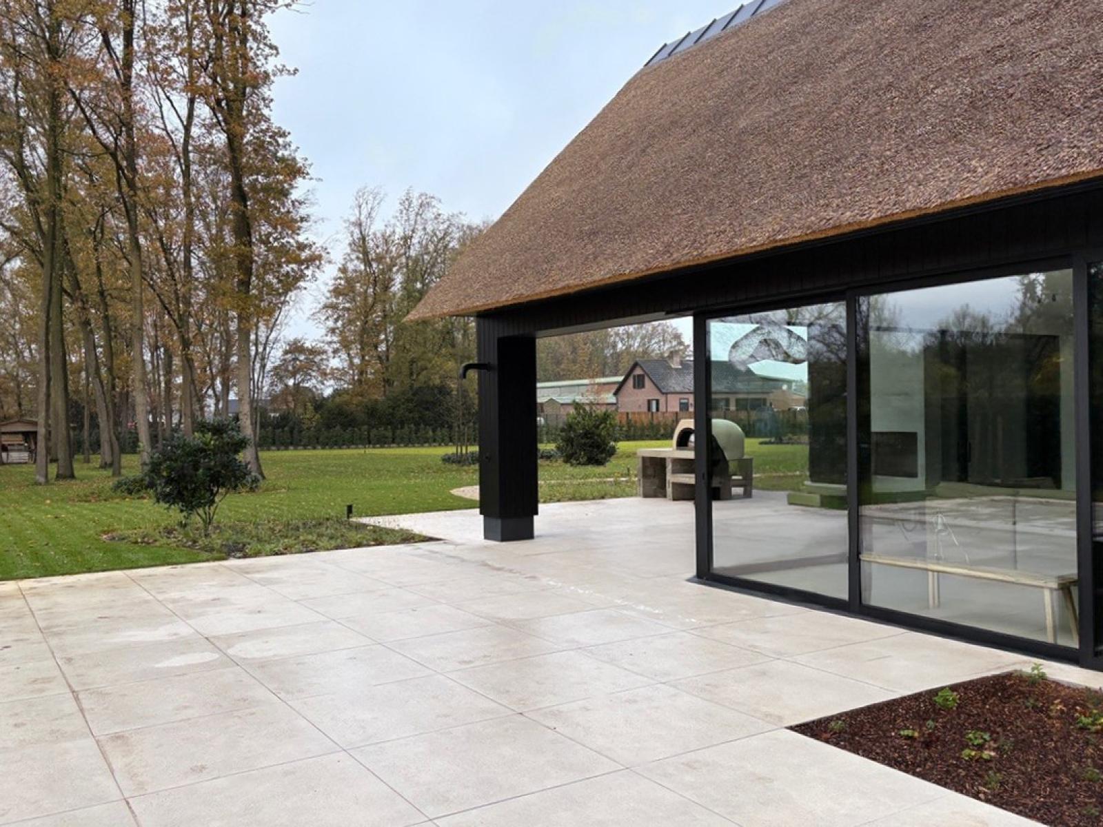 inbouw-buitendouche-altus-in-zwart_1