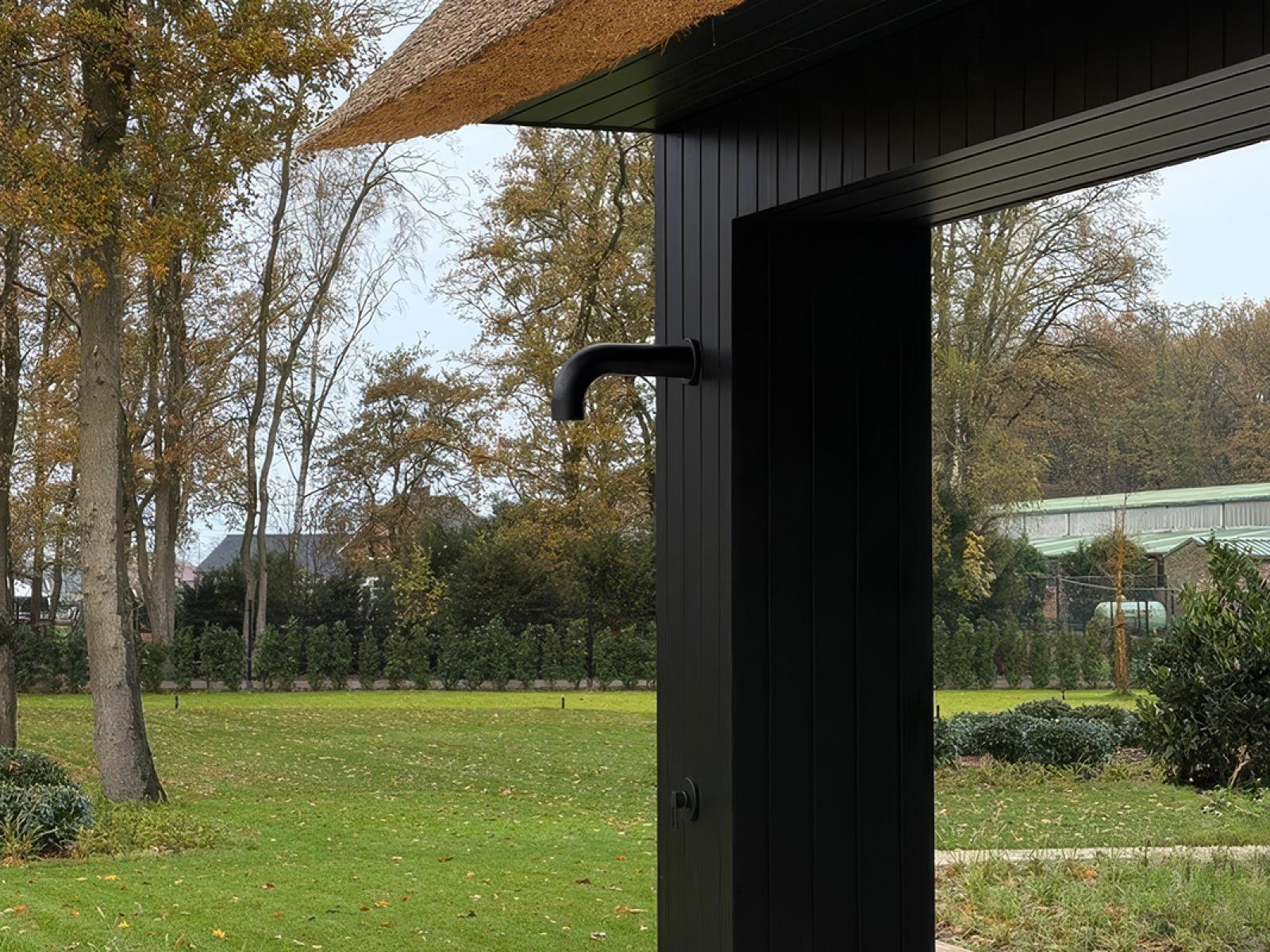 inbouw-buitendouche-altus-in-zwart_2