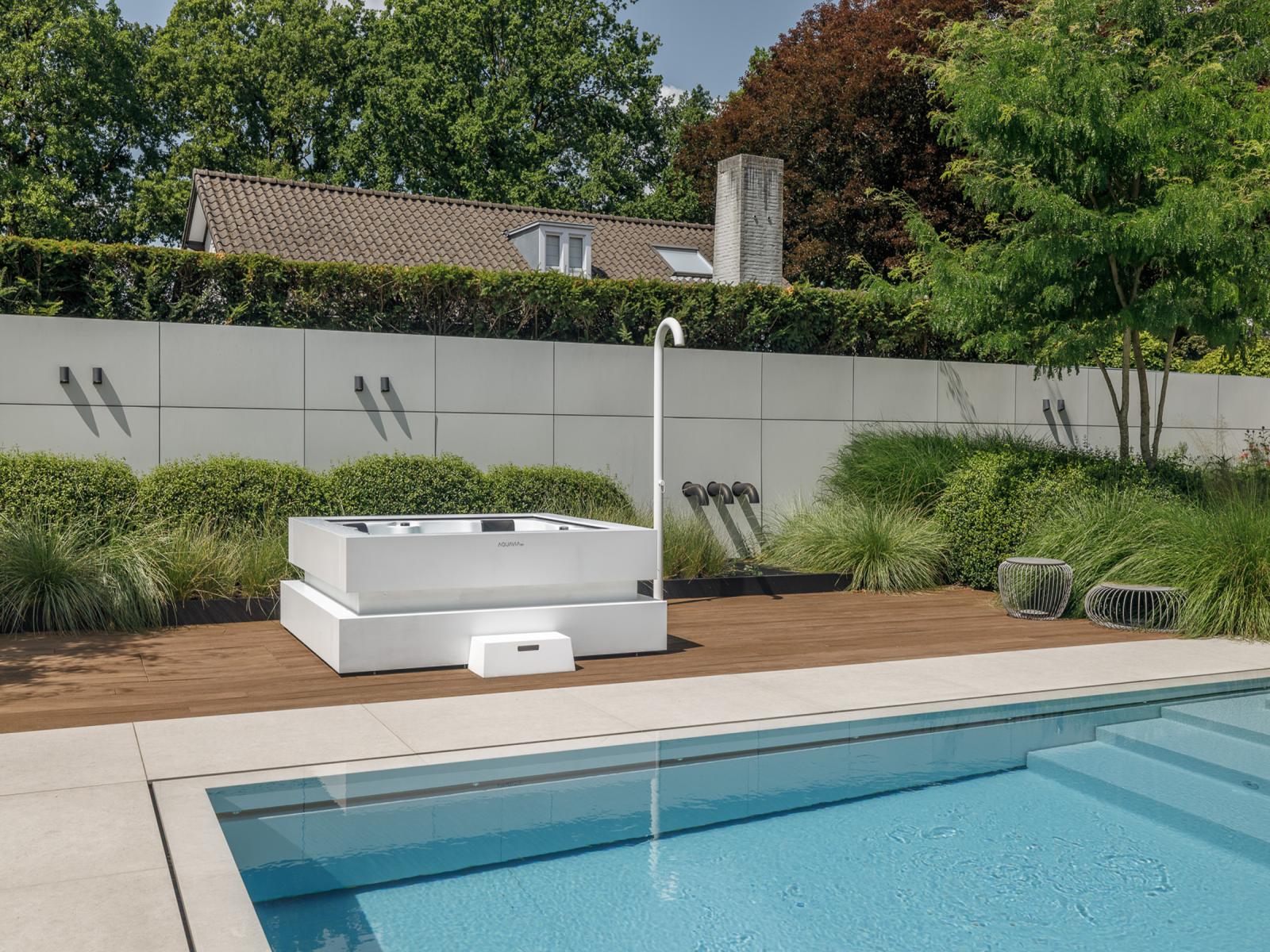 witte-buitendouche-met-witte-whirlpool_2