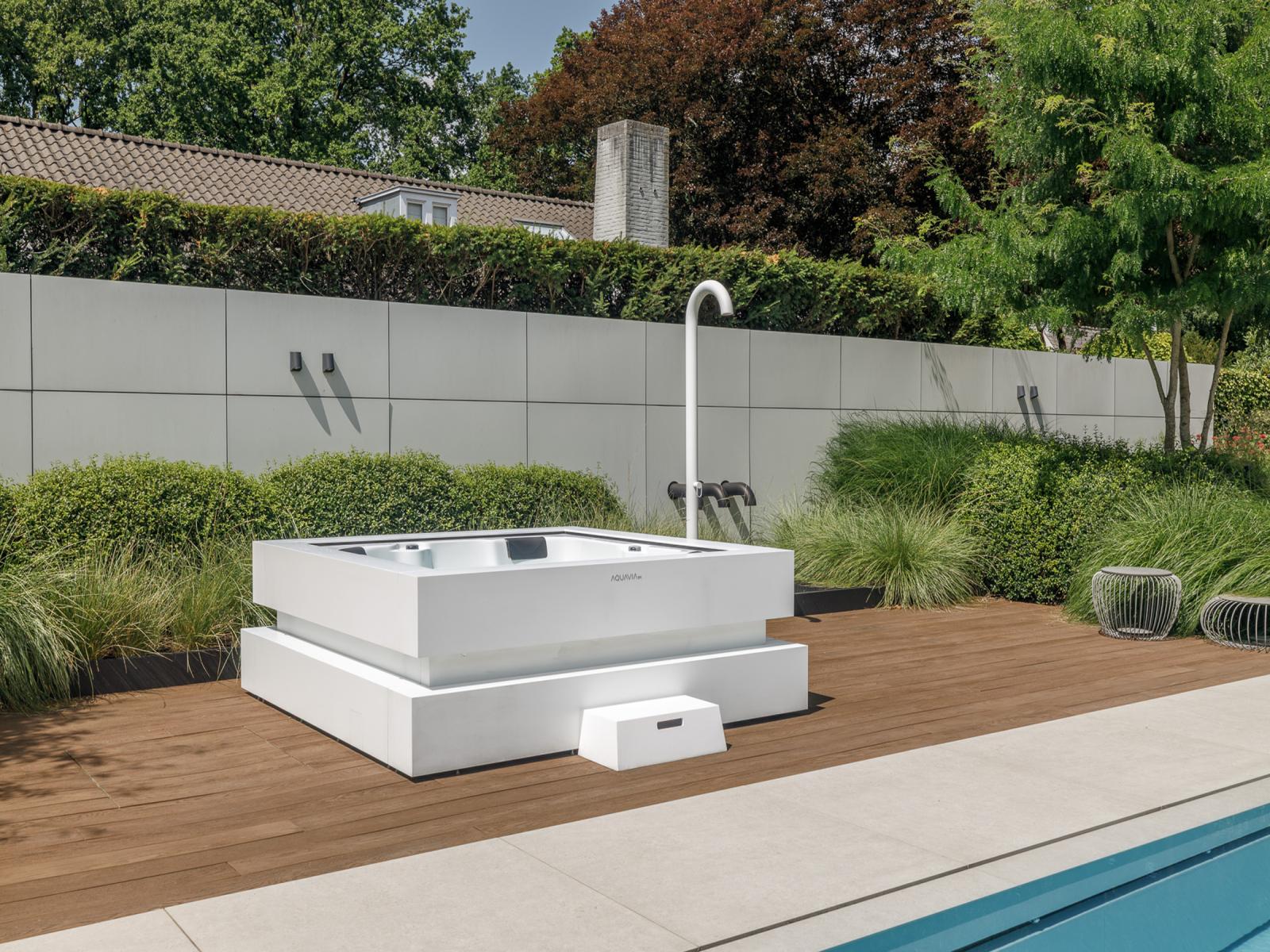 witte-buitendouche-met-witte-whirlpool_3